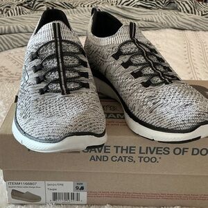 Skechers Men's Black and White Knit Sneakers